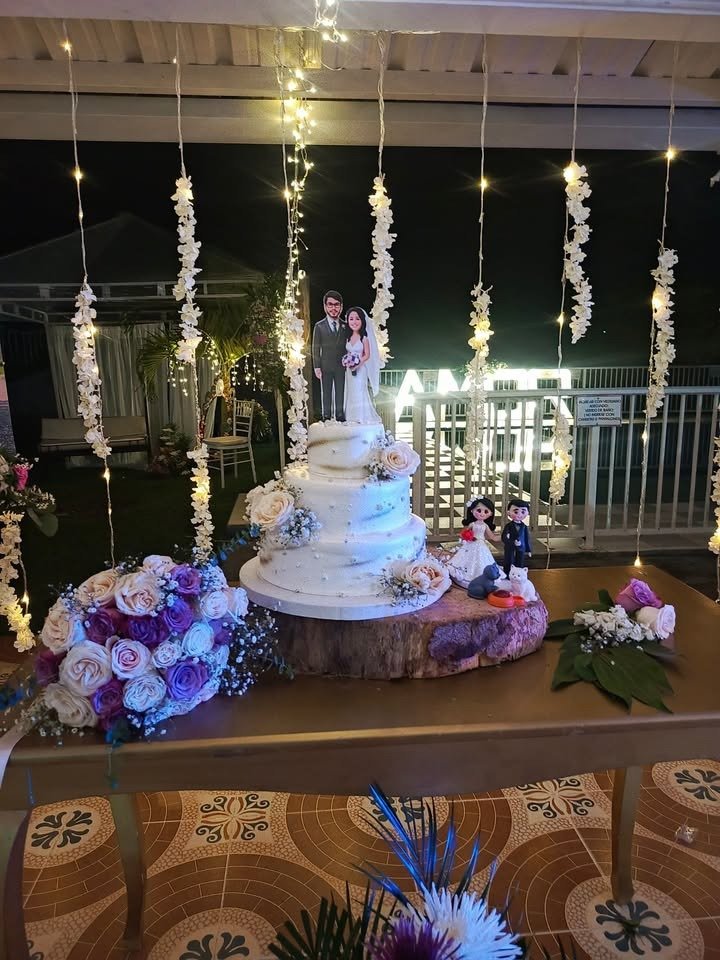 Mesa de torta para boda decorada por Banquetes Santa Clara BTL