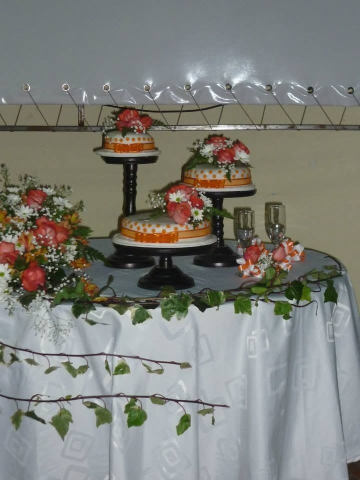 Presentación de tortas y mesa decorada para evento de Banquetes Santa Clara BTL
