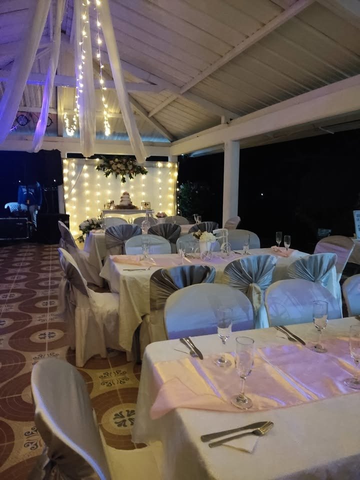 Montaje de mesas para banquete de Banquetes Santa Clara BTL