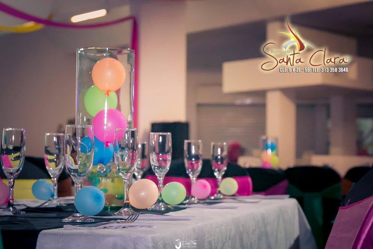 Mesa decorada con globos por Banquetes Santa Clara BTL