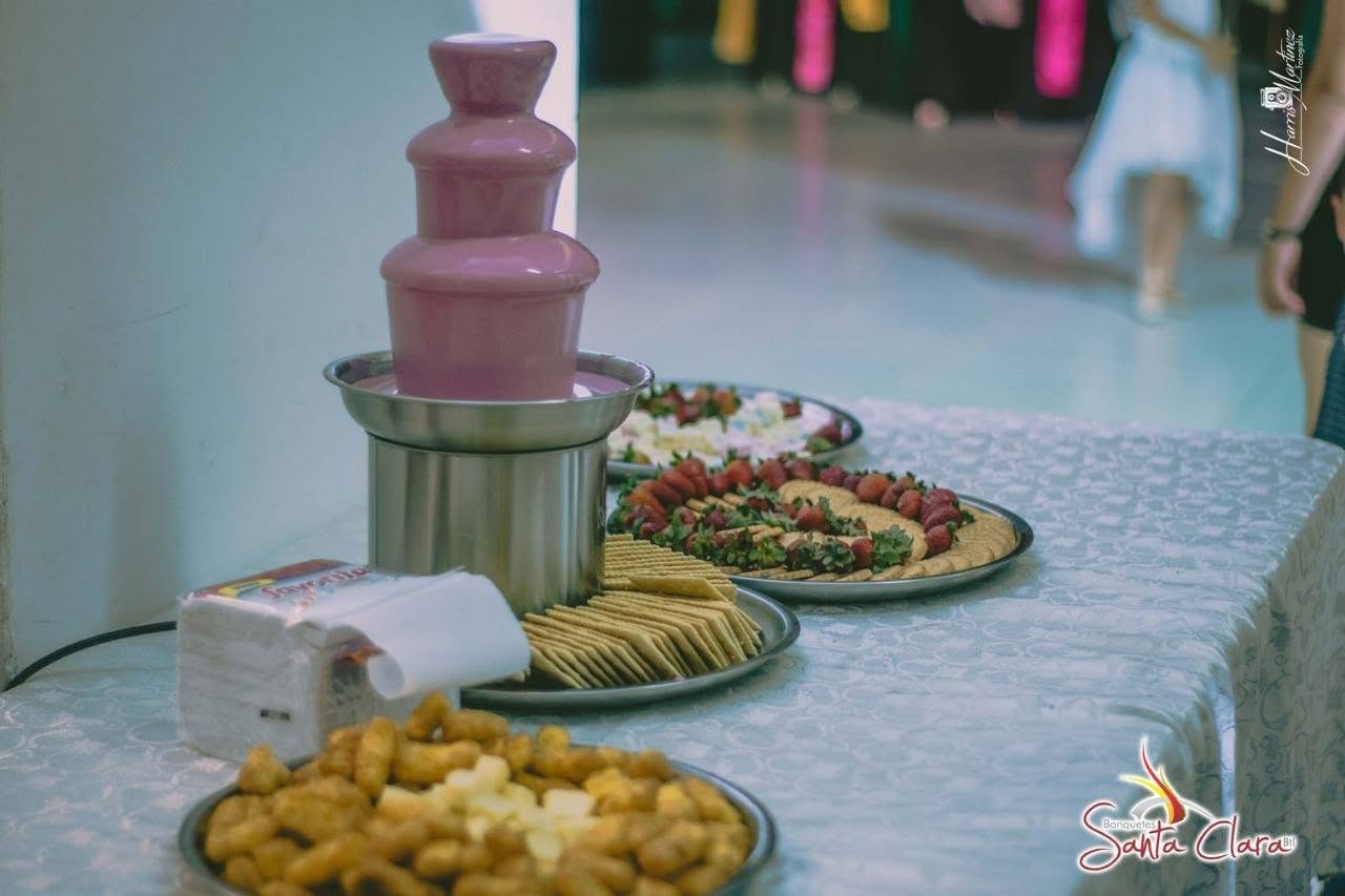 Mesa de catering con fuente de chocolate de Banquetes Santa Clara BTL
