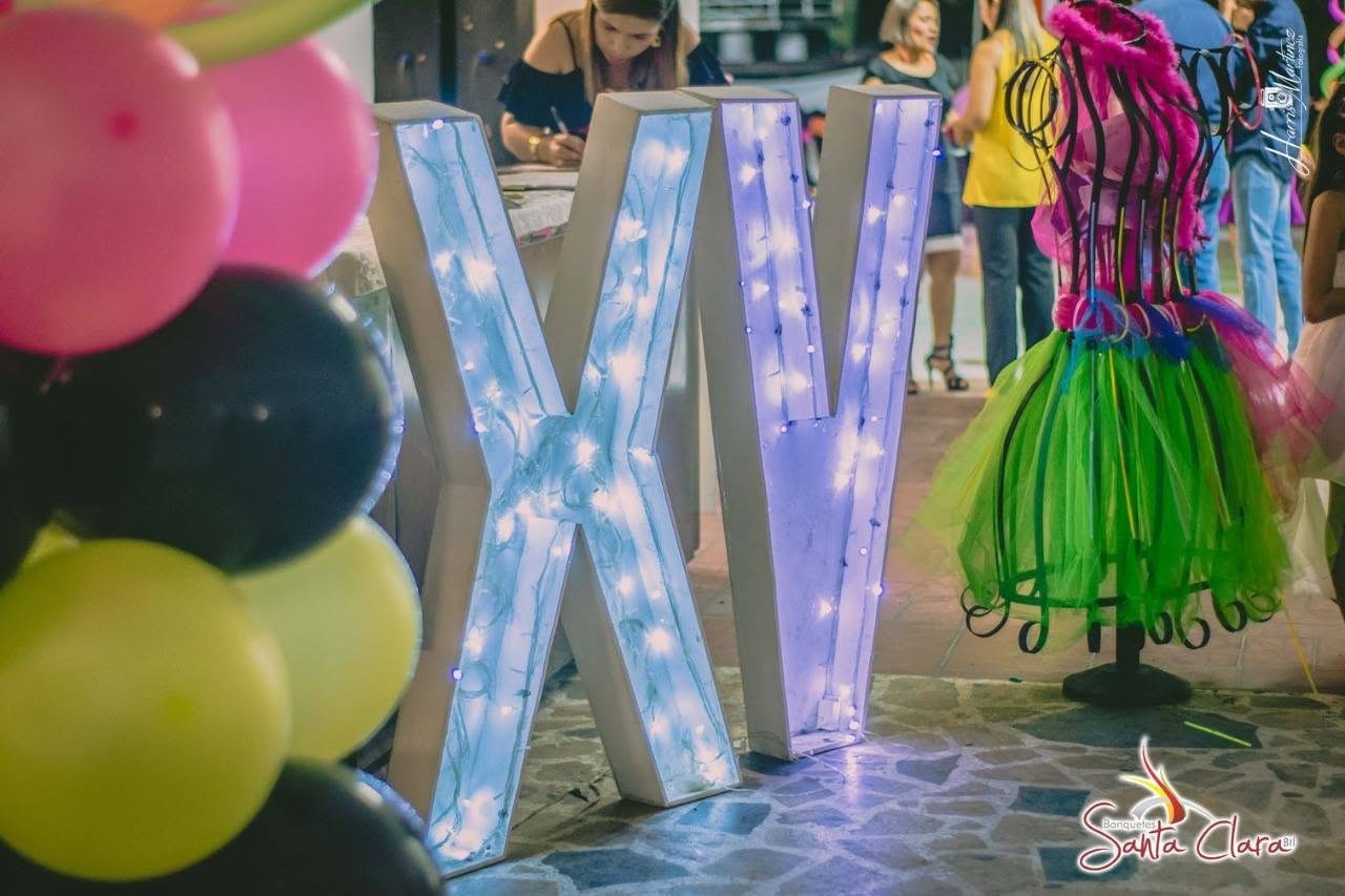 Letras iluminadas y decoración para celebración de Banquetes Santa Clara BTL